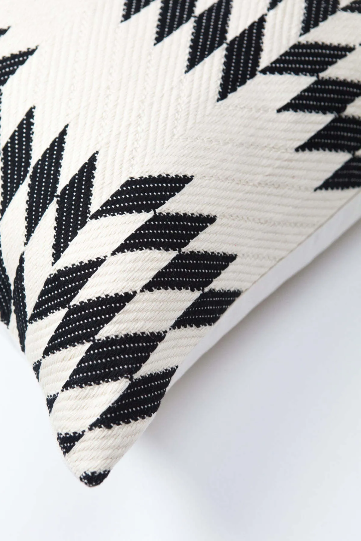 Almolonga Quilt Pillow - Black/Natural White