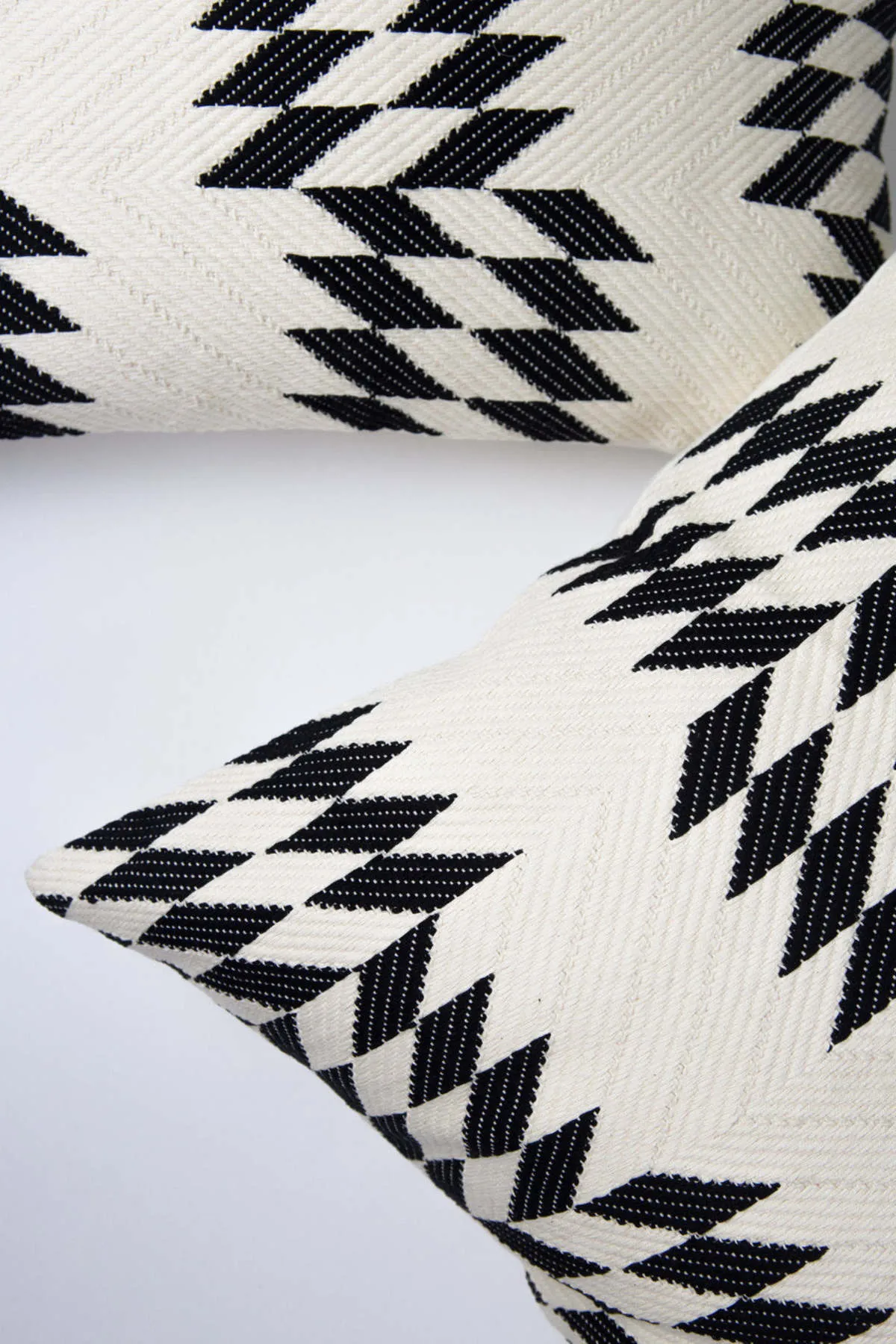 Almolonga Quilt Pillow - Black/Natural White