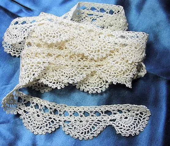 ANTIQUE Hand Made Lace Trim Whisper Fine Light Beige Great For Baby Bonnets Dolls Pillows Clothing Crafts Shelf Edging Collectib