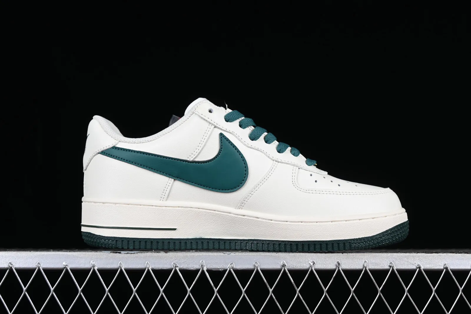 Nike Air Force 1 07 Low White Green Metallic Gold SP0758-027