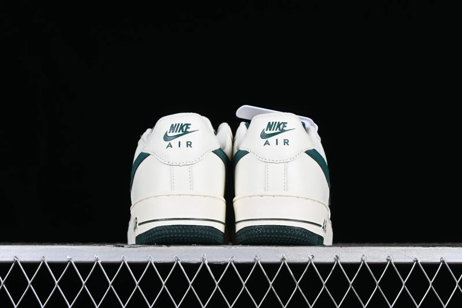 Nike Air Force 1 07 Low White Green Metallic Gold SP0758-027