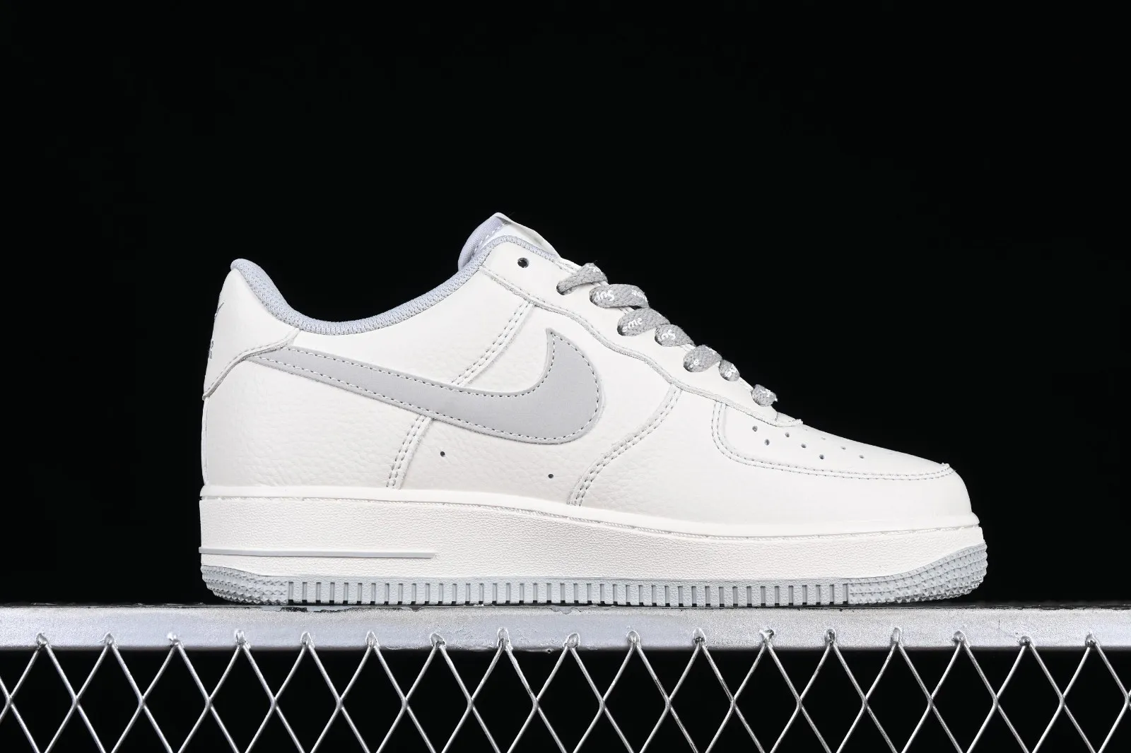 Supreme x Nike Air Force 1 07 Low Light Grey White SU0220-007